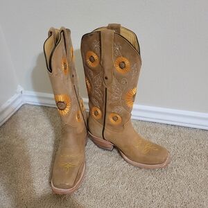 Women’s Sunflower Embroidered Tan Western Boots Without Box Preloved